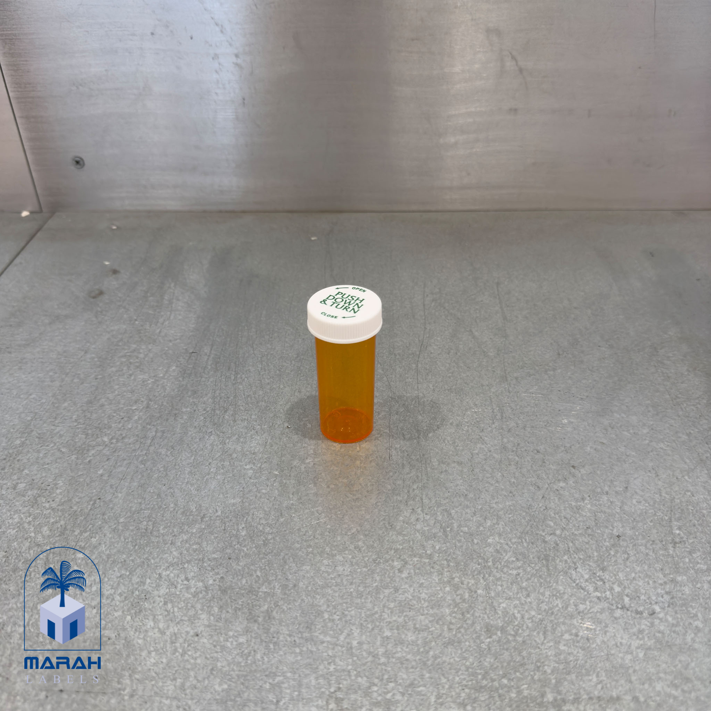 按下并拧开瓶盖